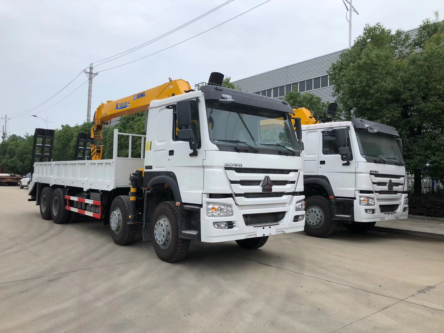 HOWO 8×4 14-ton truck mounted crane lifting steel beams